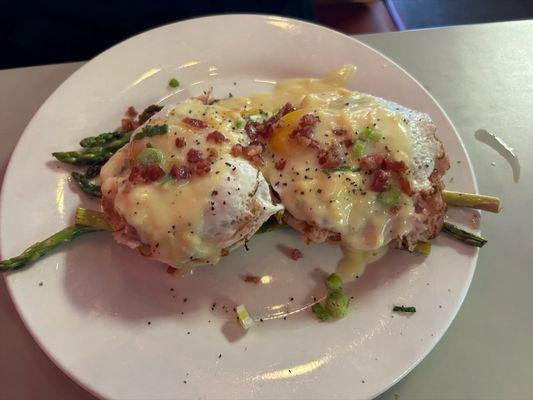 Eggs Benedict (Best Hollandaise Sauce around)