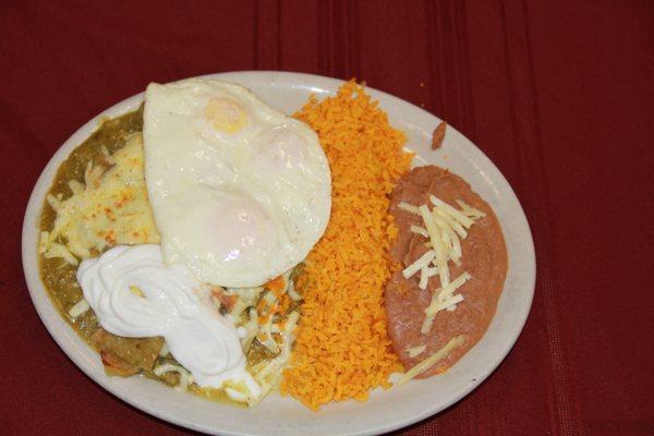 chilaquiles verdes con huevo