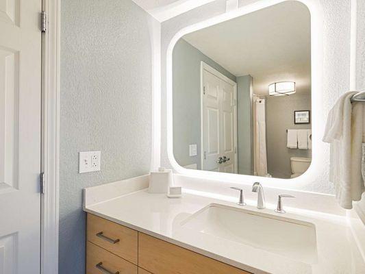 Guest room bath