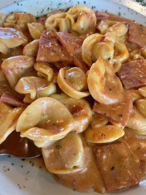 Cheese Tortellini with ham and pink sauce