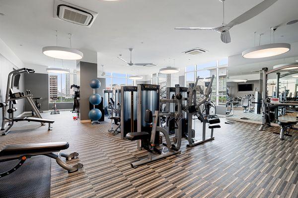 Luxury high-rise 24/7 fitness center in the Houston Museum District.