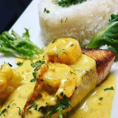 Salmón con Camarones en Salsa: Salmon with Shrimp in Sauce