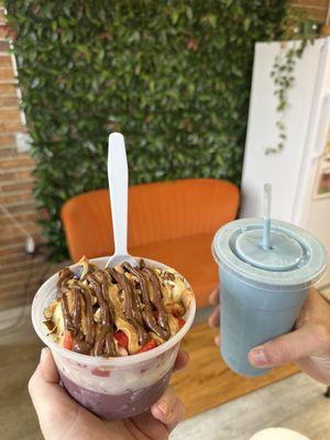 The original gangster açai bowl & tropical smoothie