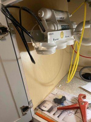 Undersink water filter installation