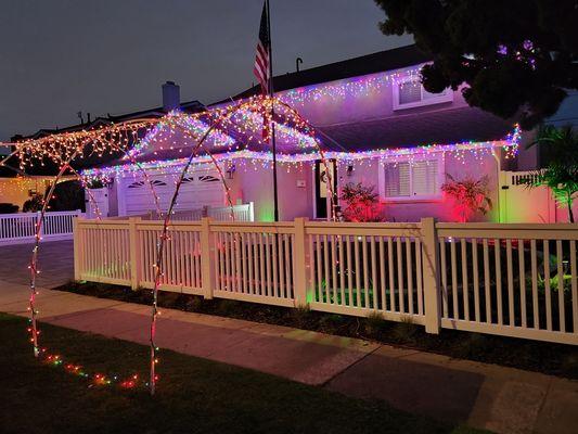 White vinyl custom picket fence in Torrance