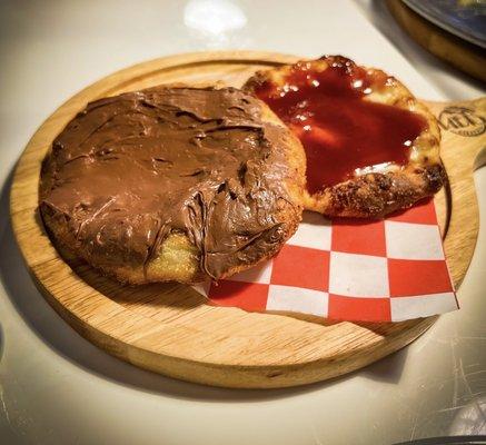 Esfiha de chocolate + Esfiha de queijo com goiabada