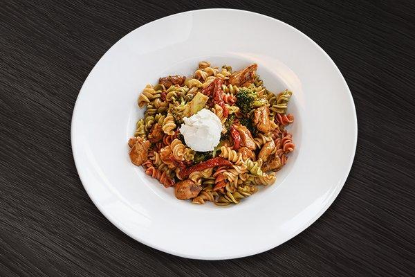 Fusilli Natural: Chicken, broccoli, sun dried tomatoes, balsamic vinegar sauce, goat cheese.