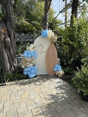 Main Event Balloon Decor with backdrop and surfboard