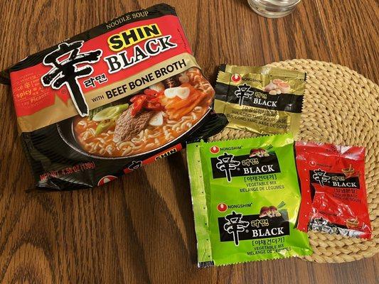 4-Pack Shin Black Ramen: korean ramen at Wal-Mart!? This noodle soup is amazing, dried garlic slices, leeks, shitake. Try It!