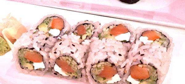 Salmon roll with creamed cheese