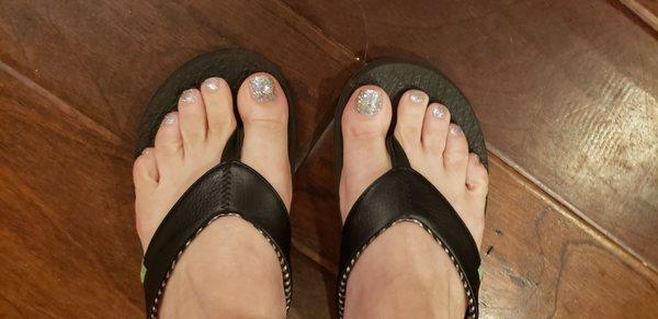 I received an amazing pedicure today! Sparkly toes to ring in the new year!