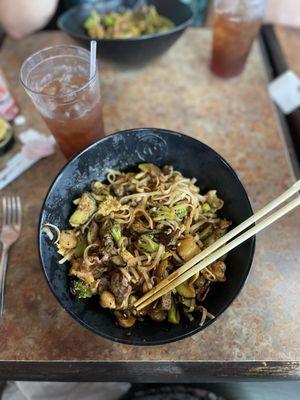 Bbq bowl with rice noodles, meat & veggies