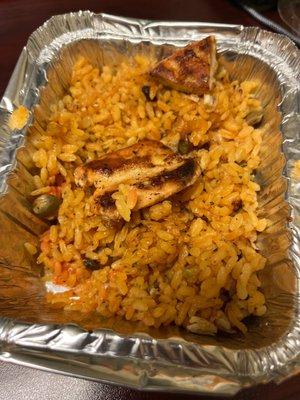 Small rice and peas with grilled chicken