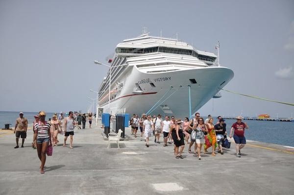 Singles Cruise Group docking at port