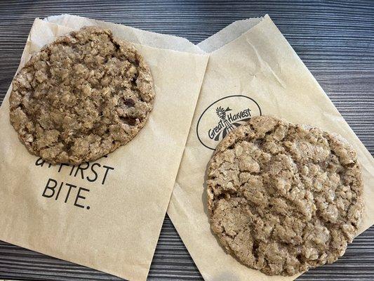 Mmmmm...Oatmeal Chocolate Chip Cookie & Oatmeal Cookie