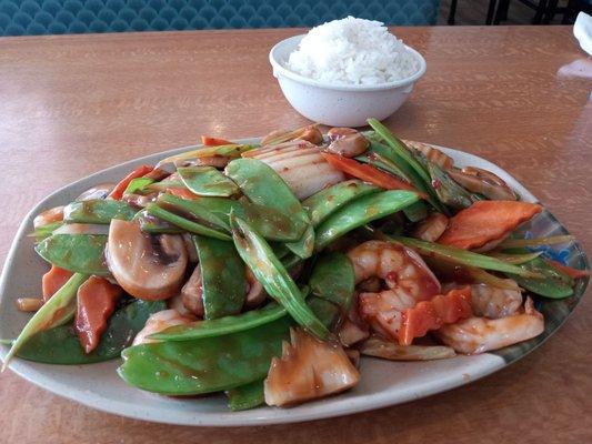 Shrimp with snow peas. .