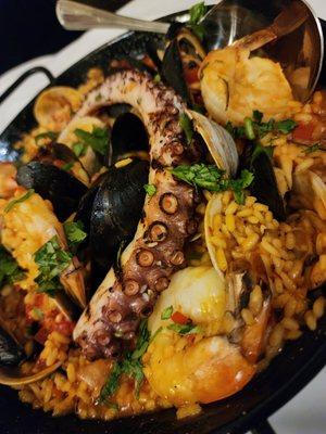 Seafood paella