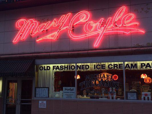 Love that vintage neon!