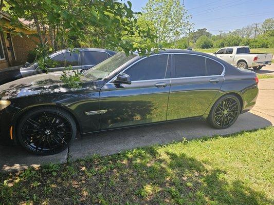 BMW 750i on 22 in pinnacle