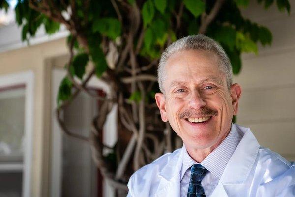 Dr. Edelman is one of the most experienced ophthalmologists in Castro Valley. His patients love coming to see him!