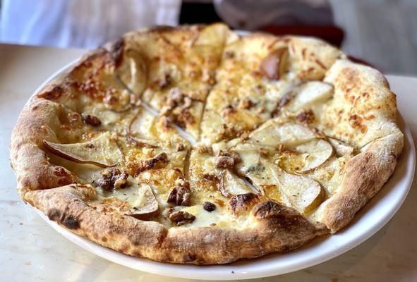 Pizza gorgonzola and pears