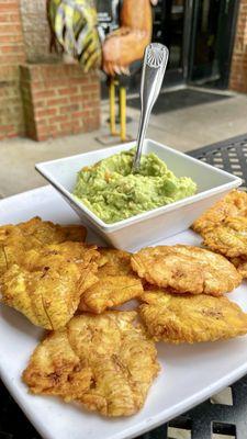 Guacamole with Tostones |Instagram @restaurant_aholic