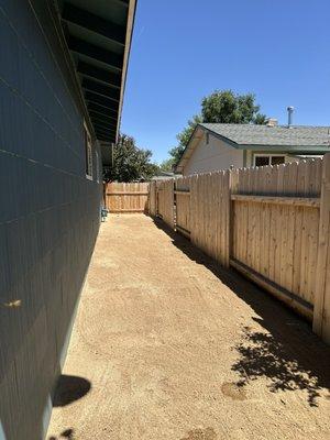 Side yard with no more weeds