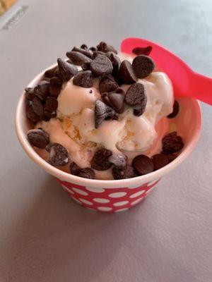 Peach single scoop with chocolate chips