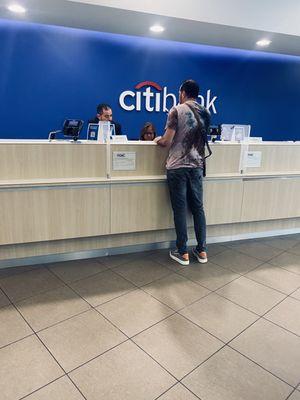 Client with teller over 25 minutes before other banker (gentlemen shown w teller) went over to assist...