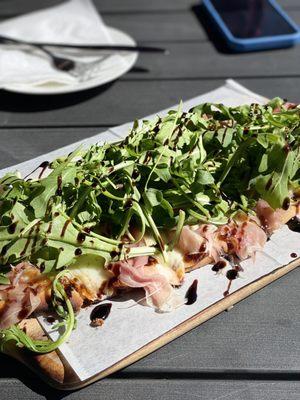 Arugula and prosciutto flatbread