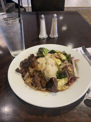 Steak tips with red mashed potatoes and seasonal vegetables