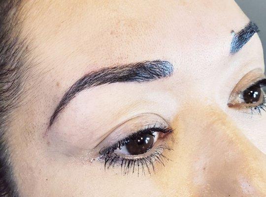 Microblading eyebrows