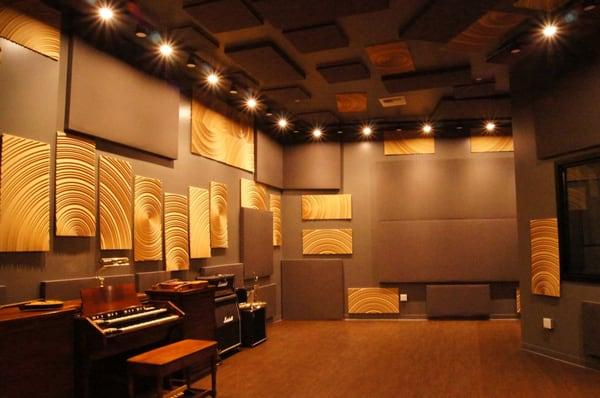 Example of treatment with LA Sound Panels acoustic panels and Delta H Design diffusers in Hybrid Studios.