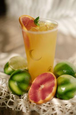 Hawaiian Light: Kumquat juice, pinepple cold pressed juice, with jasmine green tea and seasonal fruit