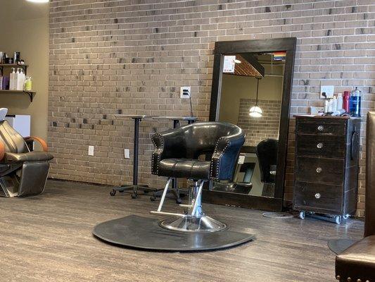 Beautiful space, knowledgeable stylist, ORGANIC hair color. I'm grateful to have found this salon.