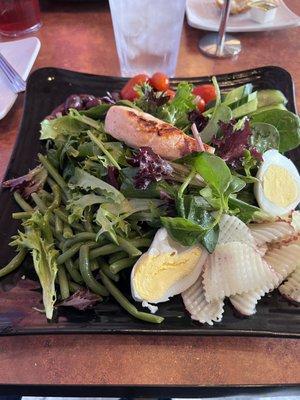 Salad niçoise with salmon