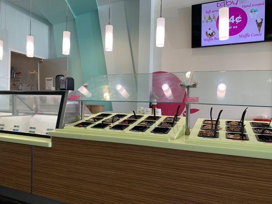 Frozen yogurt and toppings