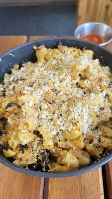 Mac and cheese with jack fruit