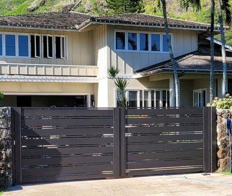 Beautiful modern double swing motorized gate in Lanikai!