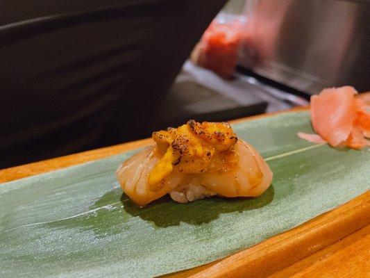 Scallop with uni nigiri