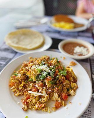 Huevos con chorizo