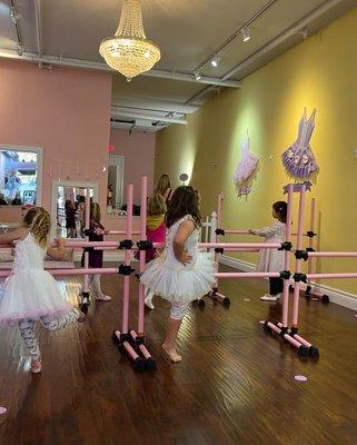 Tutu class in Berkeley studio fall 2022