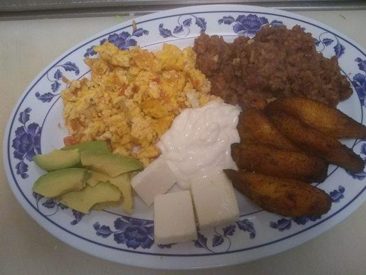 Un platillo delicioso que me comí en la cocina  salvamex hace dos días estaba muy delicioso es un desayuno y un filete con vegetales