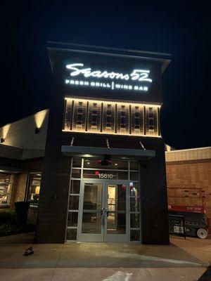 Restaurant building signage in Orland Park