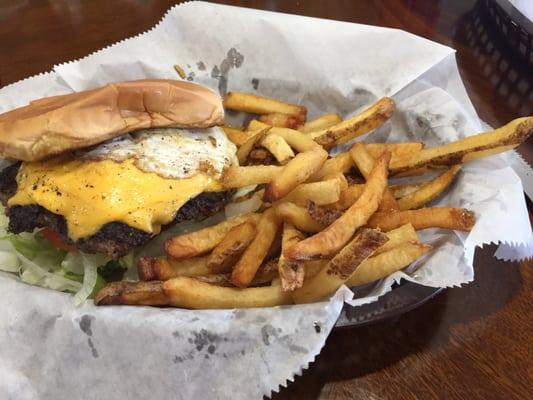 Cheeseburger basket with a fried egg