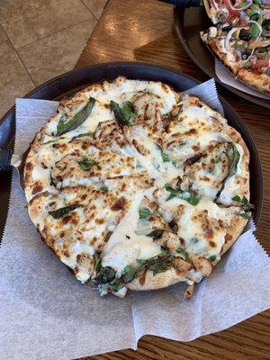 Small spinach and chicken Alfredo pizza