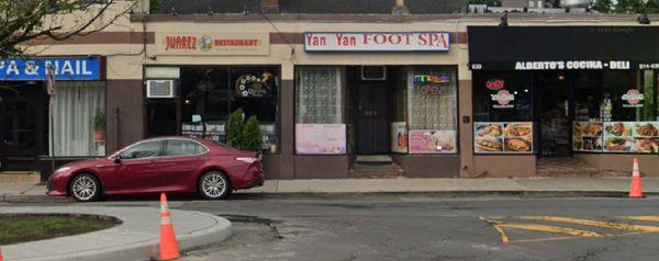 Yan Yan Foot Spa is located on this Cul-de-sac, dead end street, between a very good Mexican restaurant & very good Cocina (Kitchen) & Deli.