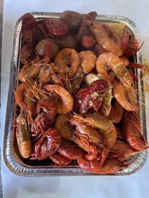 Seafood combo 2 with shrimp , crawfish and snow crab and Kickin style sauce medium