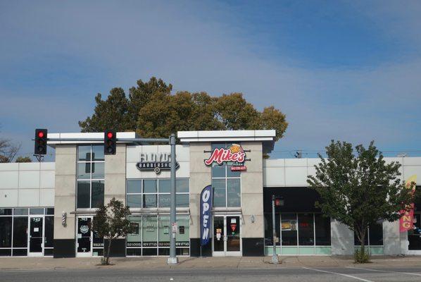 New storefront, and great PR location right at the Higgins Rd exit from westbound I-90.