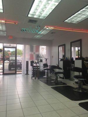 Clean salon and fast service!! Best dominican blowout in town! Friendly staff